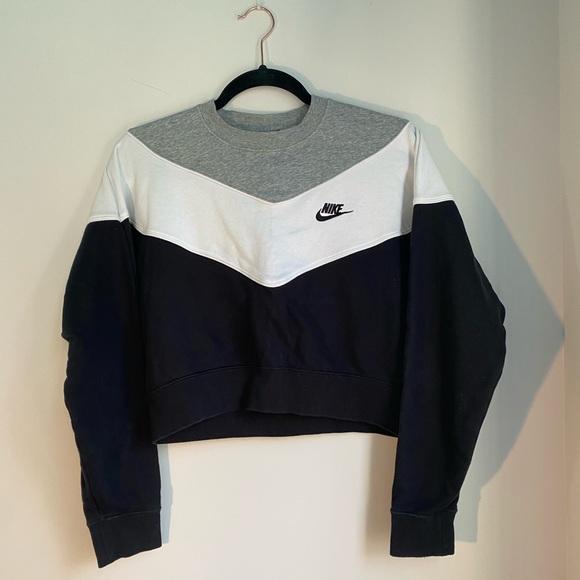 Nike Sweaters - Nike crop crew neck
